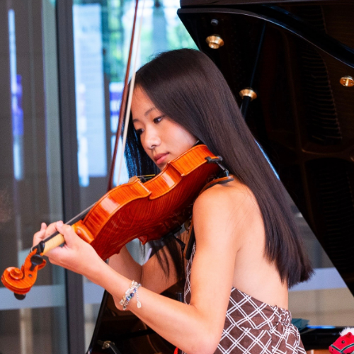 Alana Gao playing violin