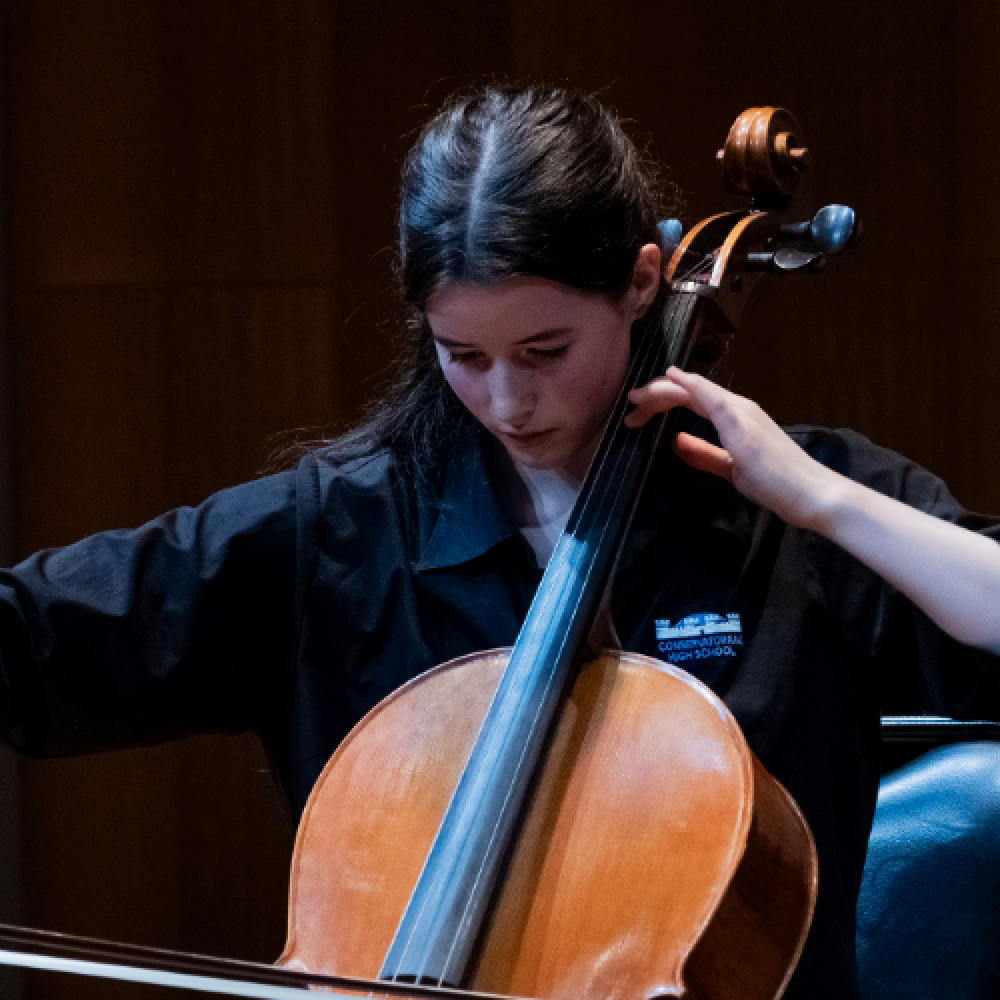 Juliette Roumanoff playing cello
